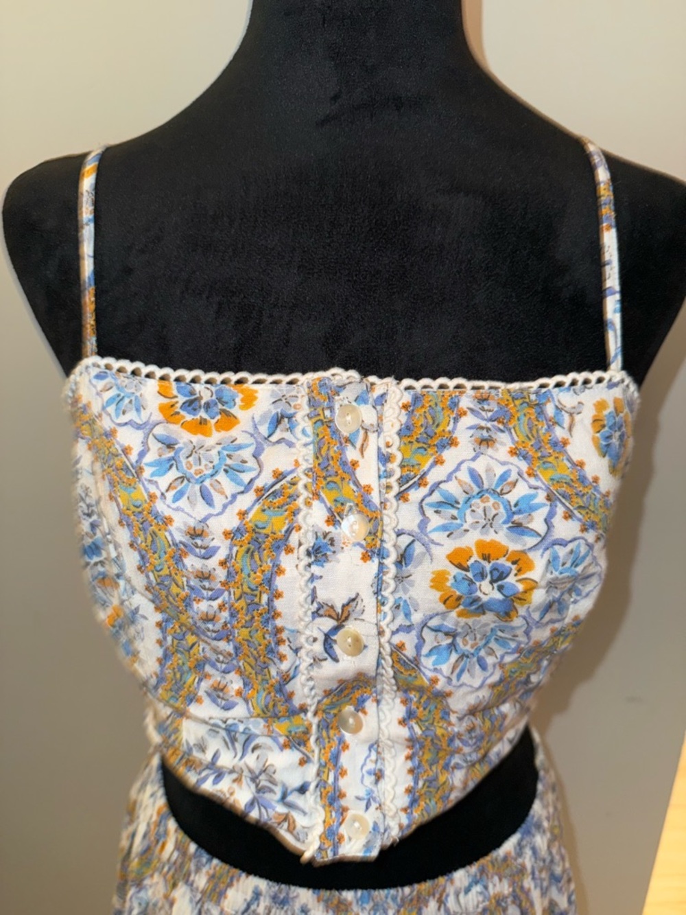 Ya Los Angeles White Floral Button-Front Spaghetti Strap Crop Top/maxi Skirt